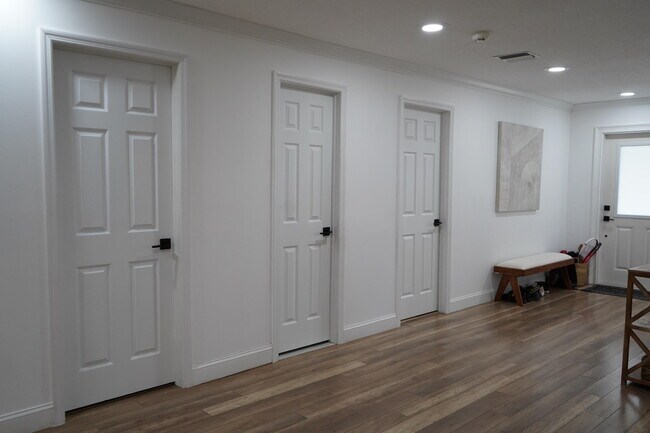 Building Photo - 7131 Oakmont Dr