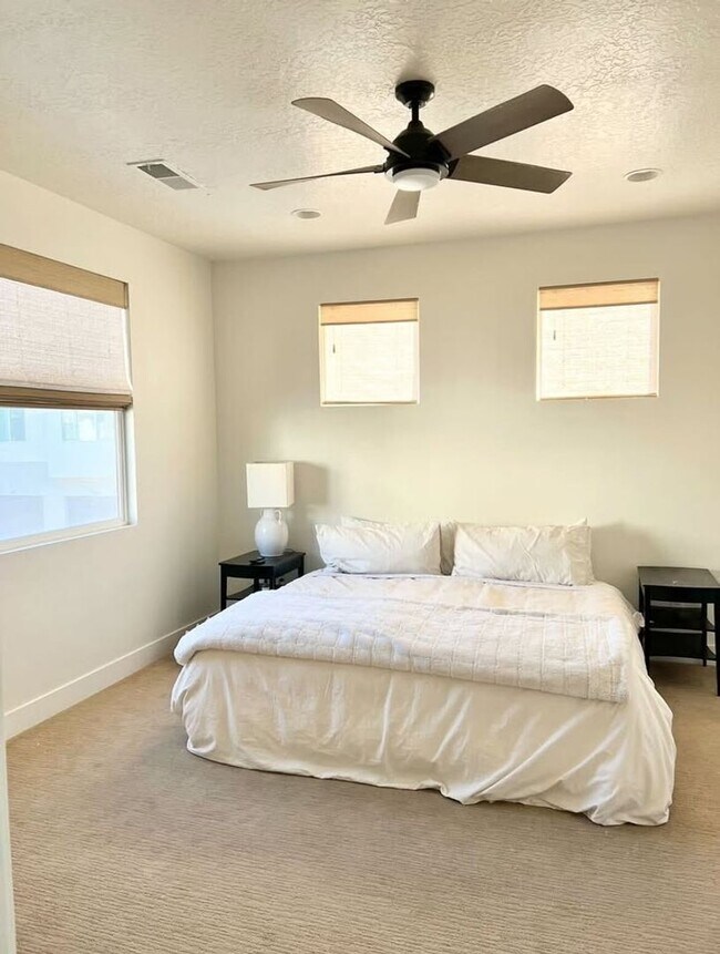 Building Photo - Gorgeous Townhome with Community Pool and Amenities