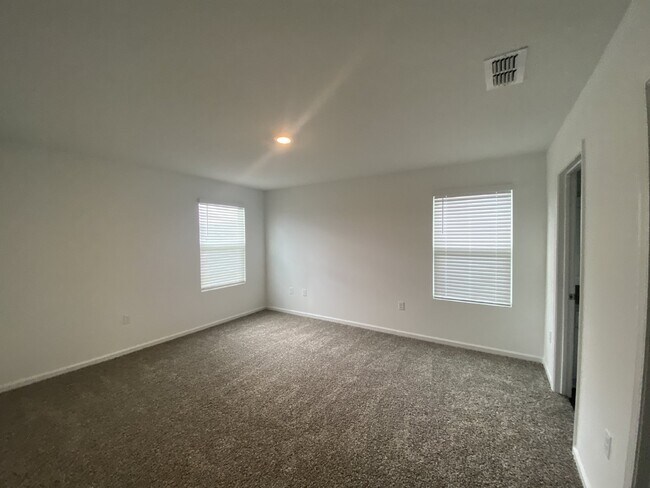 Building Photo - Beautiful 4-Bedroom Home in Cross Creek – Resort-Style Amenities & Convenient Clay County Location!