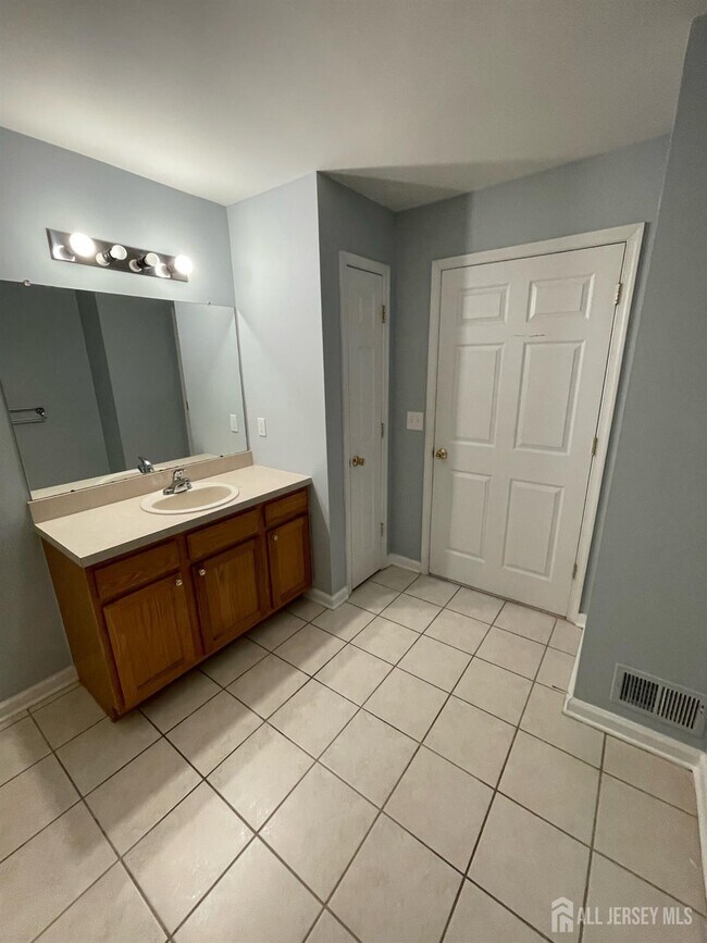 Building Photo - 301 Pinelli Dr