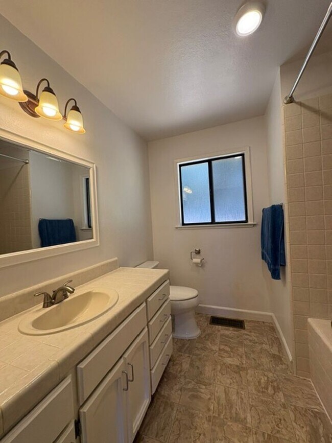Building Photo - 12499 Incline Dr