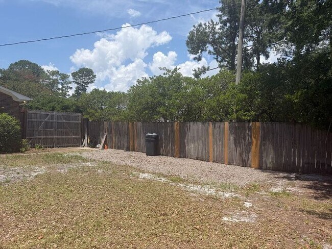 Building Photo - Central Wilmington, popular school districts,2 car garage/RV/Boat parking 3/4 bedroom/fenched/Liv...