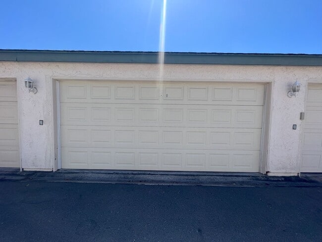 Building Photo - ***$1000 off of 1st months rent*** Condo N...