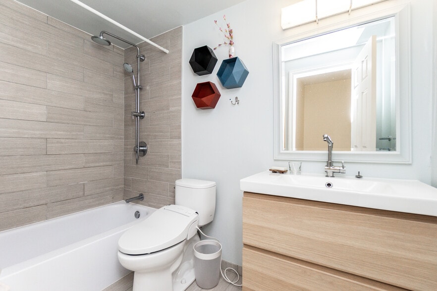 Full Bath - 189 Richdale Ave