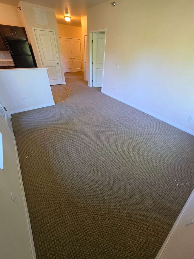 Building Photo - 2 Bedroom | 1 Bathroom 2nd Floor Apartment Available OCTOBER 1ST!