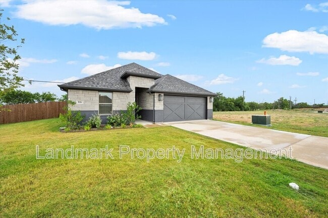 Building Photo - 816 Tesslynn Ave