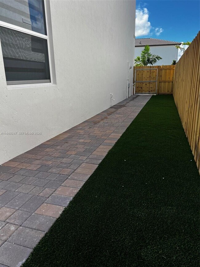 Building Photo - 2651 SE 24th Dr