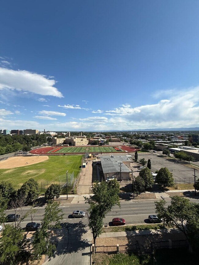 Building Photo - Spacious 1bd/1ba TOP FLOOR CONDO! Availabl...