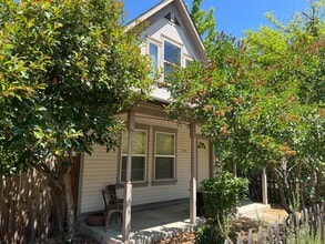 Building Photo - COMING SOON!  2 bed, 2 bath home in the heart of Ashland