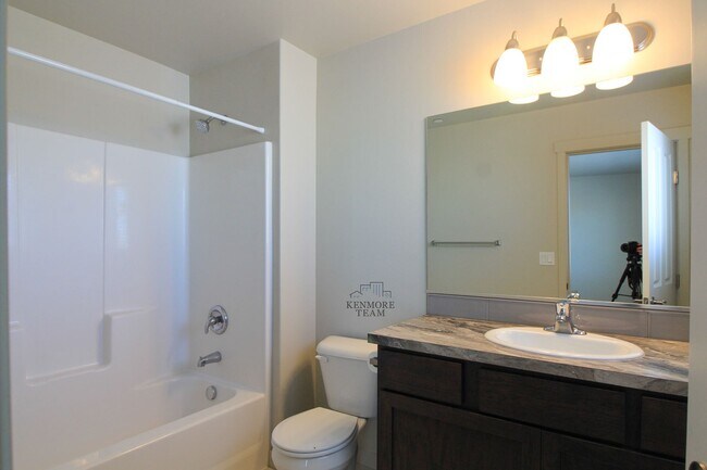Building Photo - 3 Bedroom, 2 Bath Townhome in Kennewick