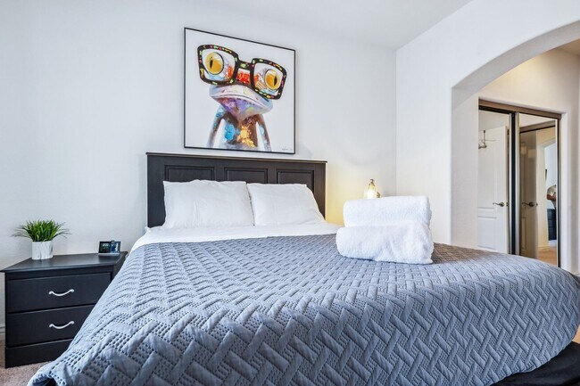 Building Photo - 3 BR + Bonus, Fully furnished, Includes Ut...