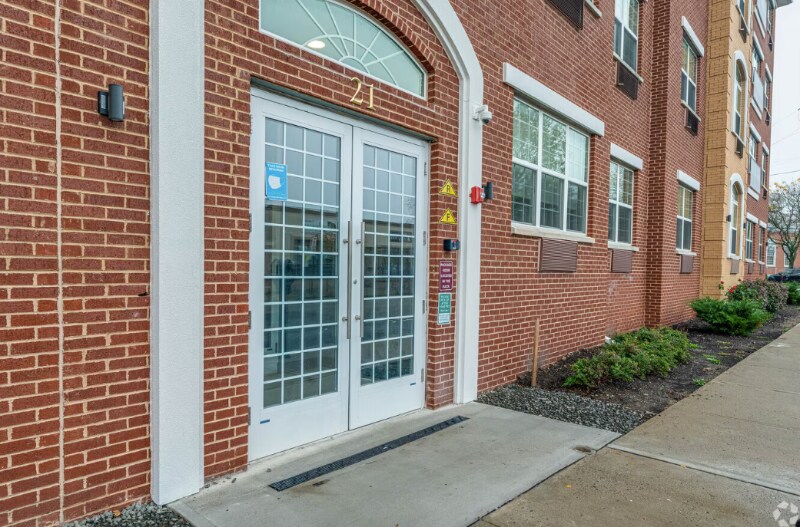 Building Photo - 21 Lakeside Ave