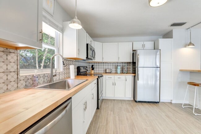 Building Photo - Charming 3/2 Available Now! Furnished or Unfurnished!