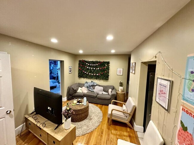 Building Photo - 4 bedroom in Brookline MA 02446