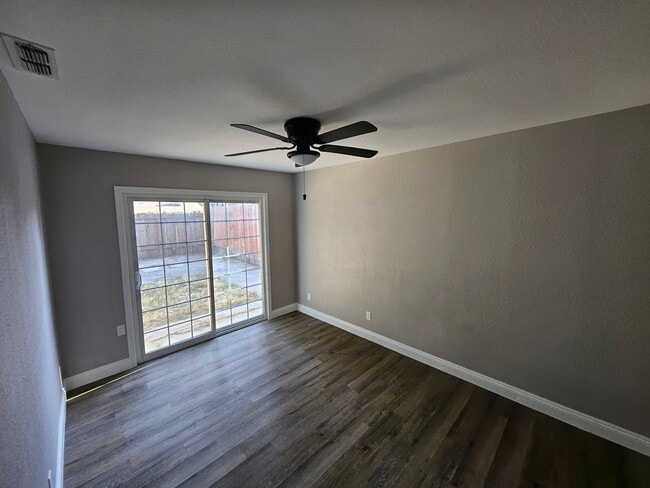 Building Photo - Welcome Home! Spacious Floor Plan 3 Bed 2 ...