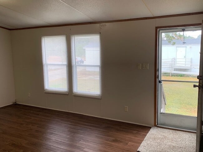 Building Photo - Available Now! 3 bed 2 bathroom