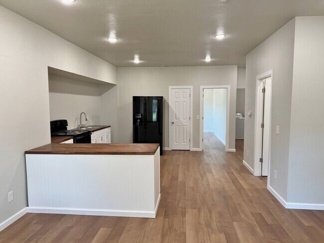 Building Photo - Fully Remodeled 3 Bed 2 Bath In Floral Hei...