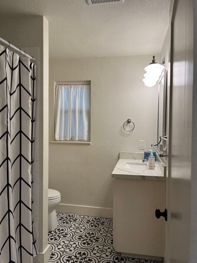 Building Photo - Charming Winters Home