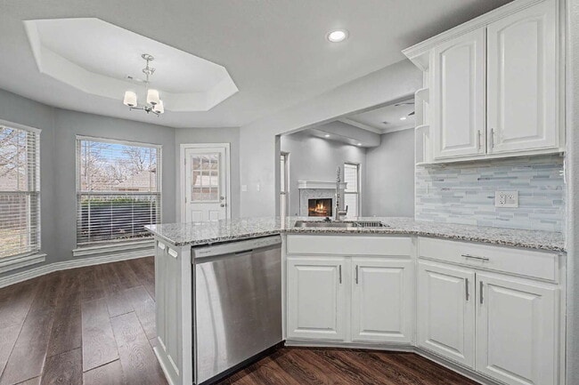 Building Photo - $200 MOVE IN SPECIAL |4-Bed Oasis with Granite Touches & Cozy Fireplace at 1501 South Brecke