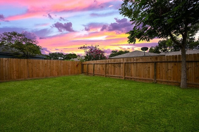 Building Photo - 2818 Green Fields Dr
