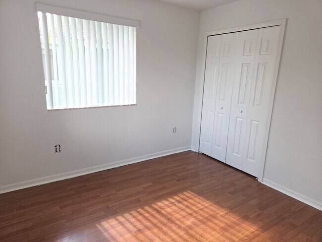 Building Photo - 3 Bedroom / 3 Bathroom Townhouse in Keys Cove Gated Community