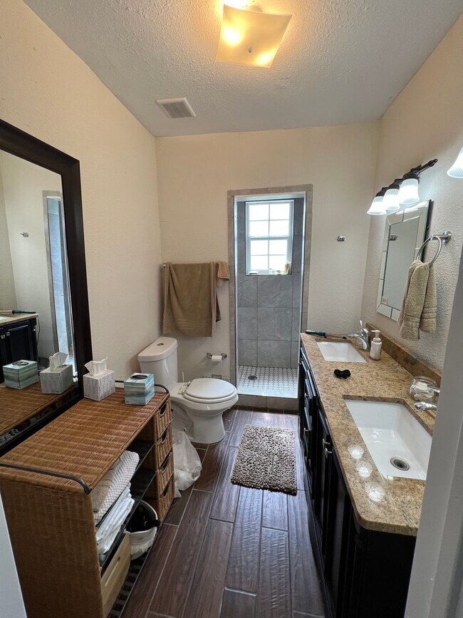 Building Photo - 615 Parkview Ave