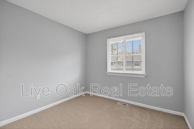 Building Photo - 304 Falling Ln