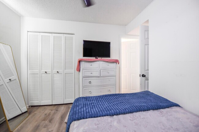 Building Photo - 9851 Sandalfoot Blvd