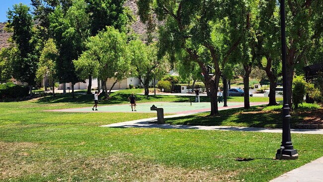 Building Photo - Gorgeous home on the Golf Course in a gated community.