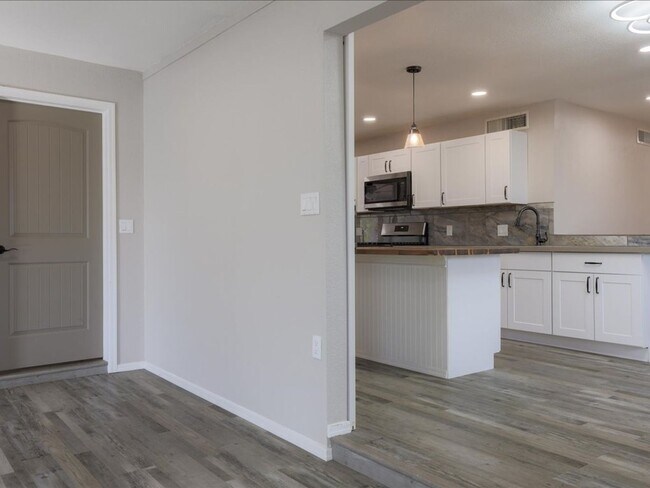 Building Photo - Spacious 4 Bedroom 2 Bathroom home with Private Pool & Arizona Room!