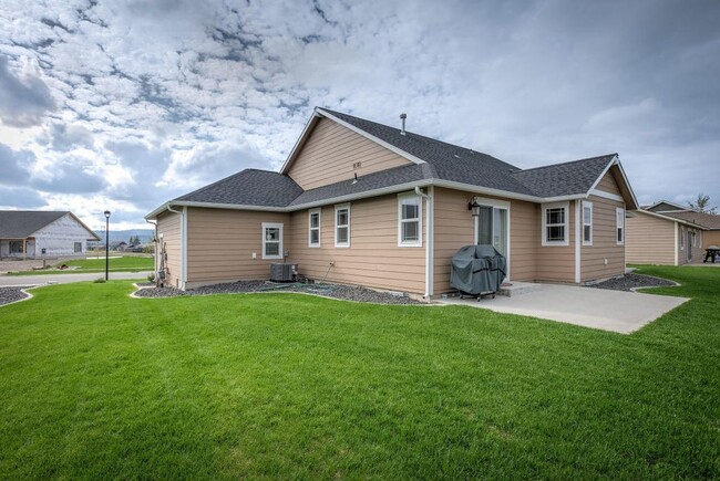 Building Photo - Radiant lake - 3 Bedroom Home