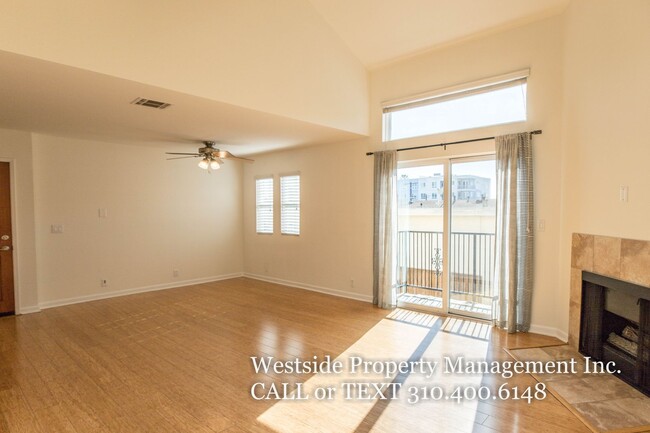 Building Photo - Bright Corner Condo 2+2 - Trendy Mar Vista...