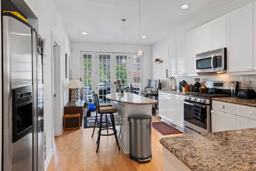 Building Photo - 2715 N Marshfield Ave