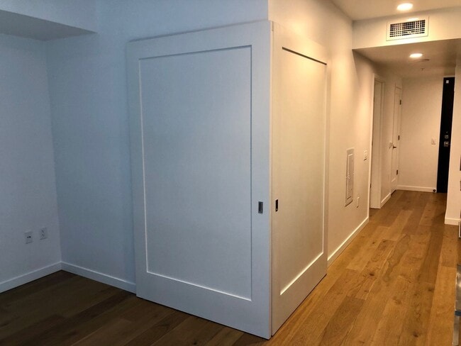 Building Photo - 1 Bedroom Unit at the Nexus Condominiums!