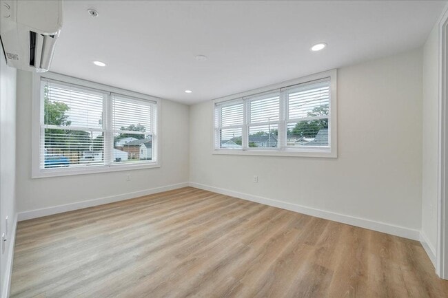 Building Photo - Newly Renovated 1BR & 2BR Apartments in Vinton - Premium Finishes!