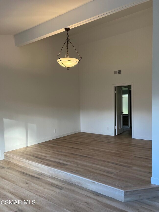 Building Photo - 1423 N View Dr
