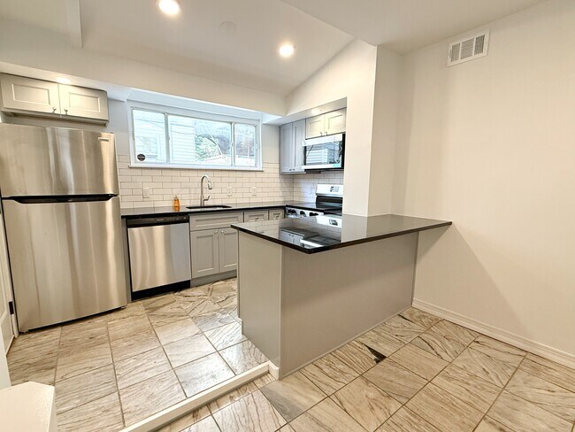 Building Photo - 2408 S Juniper St