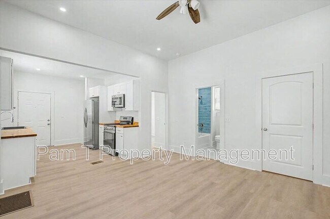 Building Photo - 615 W 39th St