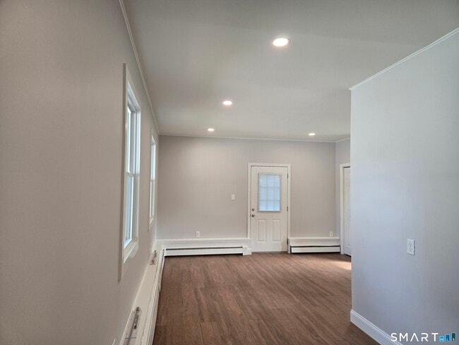 Building Photo - 73 Crestwood Dr