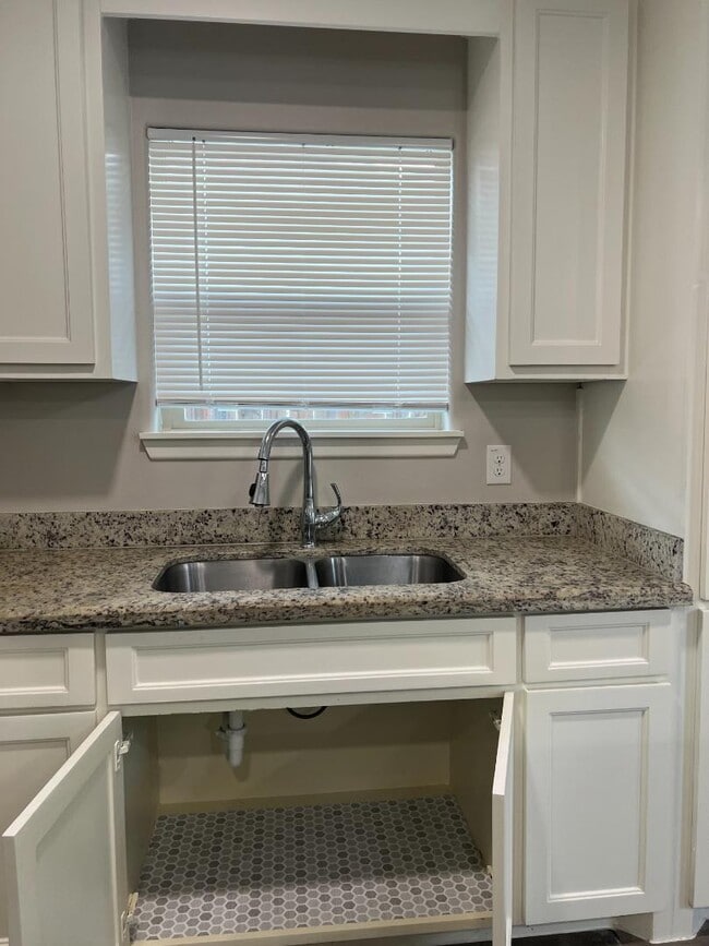 Building Photo - 1309 Alta Vista Dr