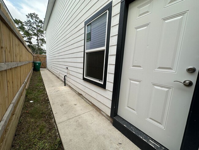 Building Photo - 3-Bedroom Duplex with Modern Finishes & Fu...