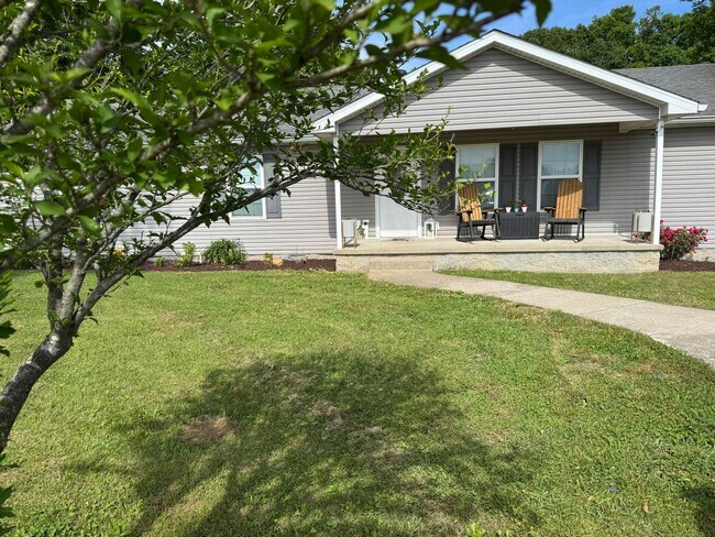 Building Photo - Country living on the outskirts of Nashville with 4 large beds, 2 baths, a bonus room and over an...
