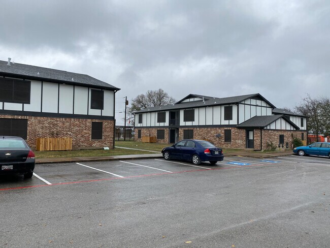 Building Photo - 300 N Wells Ave