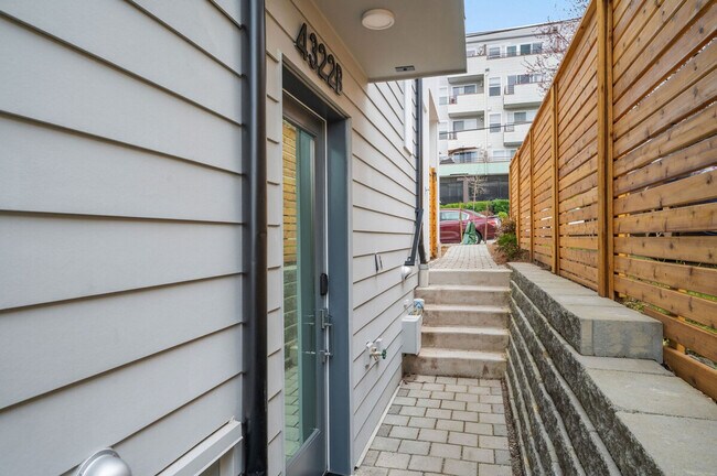 Building Photo - 4453 Aurora Ave N