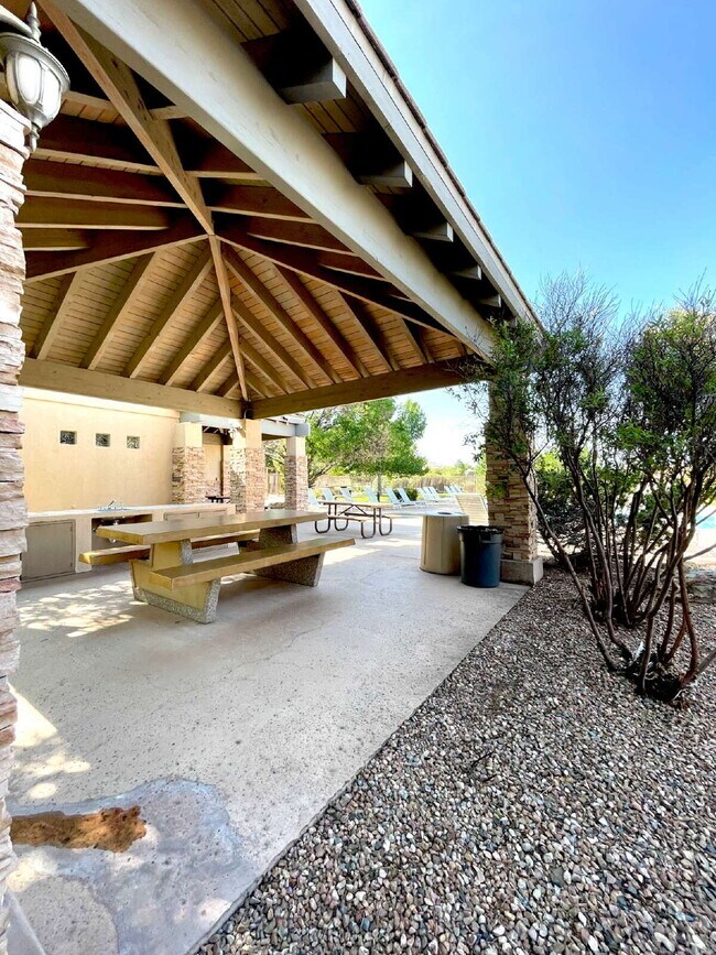 Building Photo - High Desert Beauty! Community Pool!