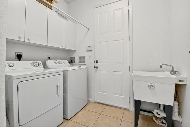 Building Photo - 2245 Sapphire Cir