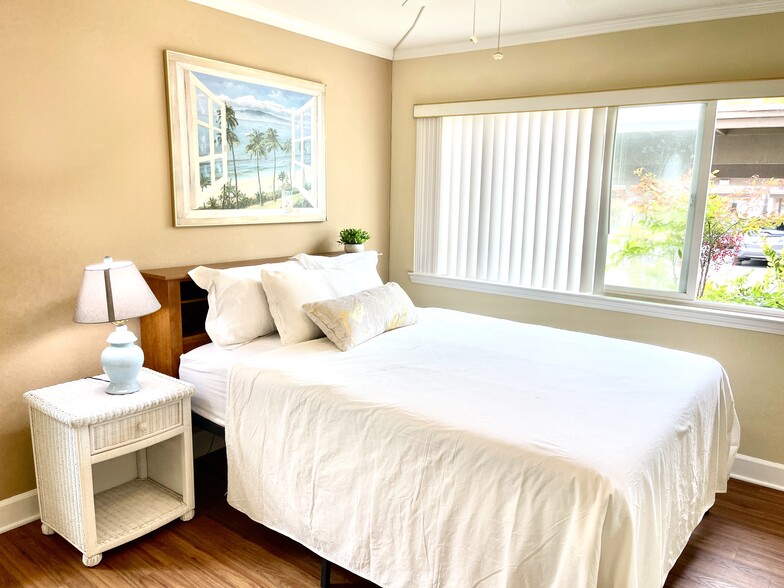 Building Photo - 8537 Villa La Jolla Dr