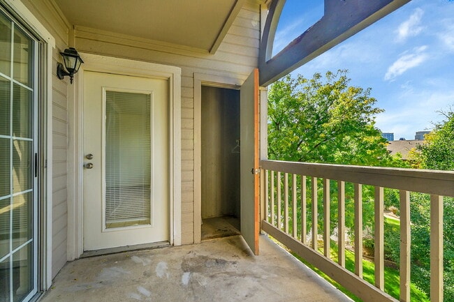 Building Photo - $1,495.95 with $300 off the first month's rent, 1 Bed, 1 Bath Condo in Englewood with Cozy Firepl...