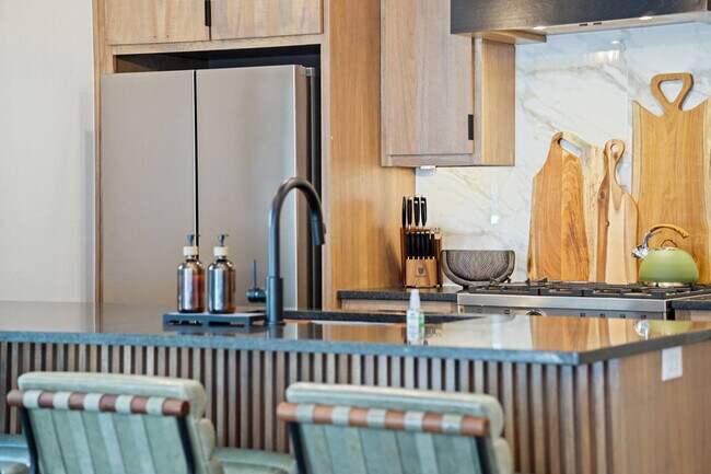 Building Photo - 225 W 1st St