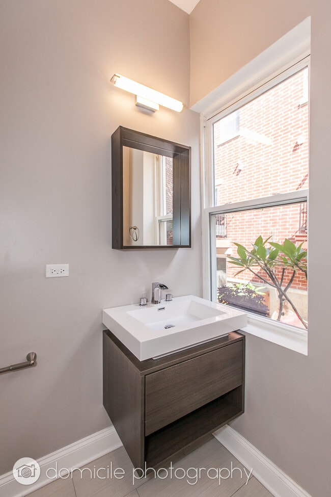 Building Photo - 806 S Oakley Blvd